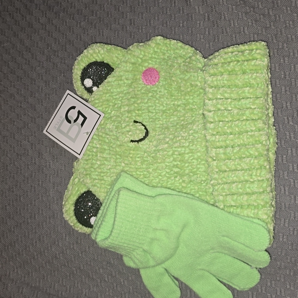 2 piece Kids Frog Winter Hat and Gloves! Unisex.